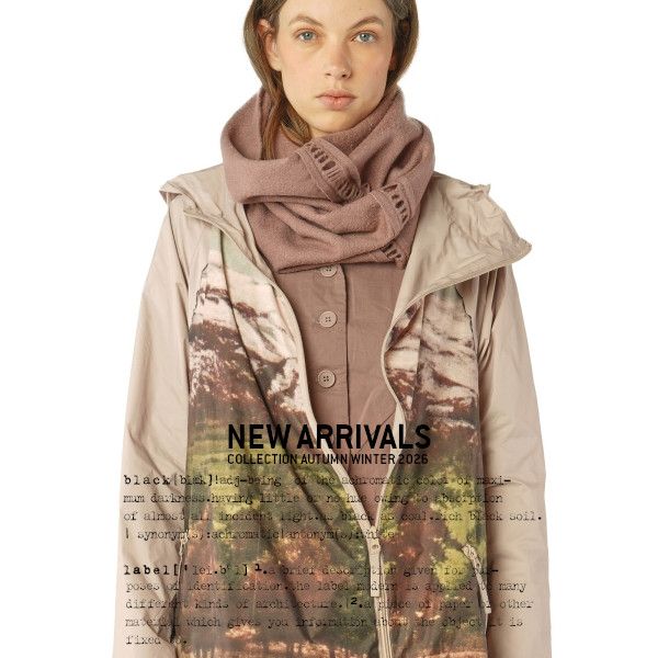Frau trägt stylischen Herbst-Winter-Jacke mit Naturprint, beige und braun, mit Schal, neue Kollektion.