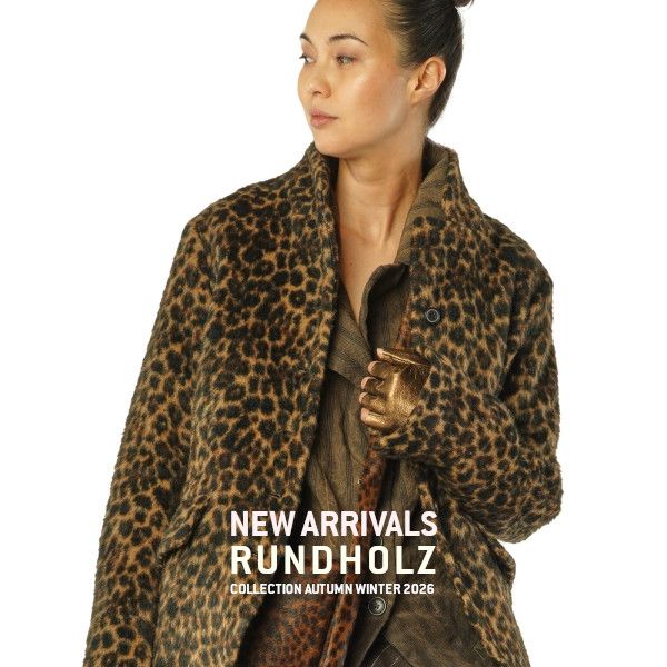 Frau trägt leopardgedruckten Rundholz-Wintermantel, neue Ankunfts-Kollektion Herbst/Winter 2026.